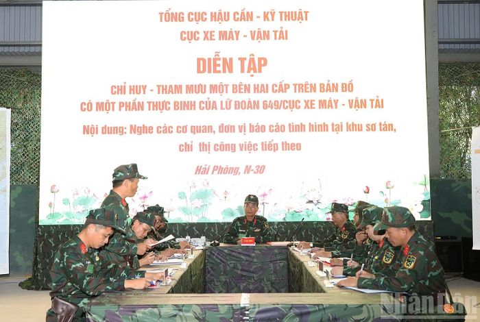 Lực lượng diễn tập báo cáo tình hình tại khu sơ tán. (Ảnh: QUỲNH HƯƠNG)