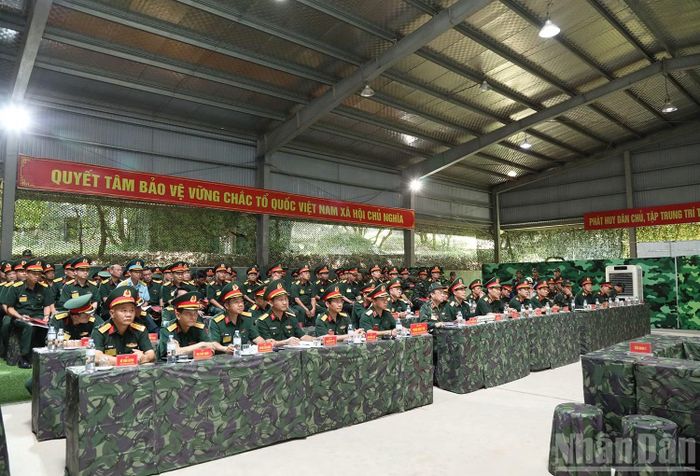 Các đại biểu theo dõi diễn tập tại khu sơ tán. (Ảnh: QUỲNH HƯƠNG)
