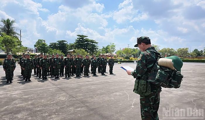Chỉ huy Lữ đoàn 649 hạ đạt mệnh lệnh hành quân. (Ảnh: QUỲNH HƯƠNG)