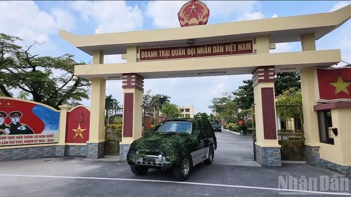 Các lực lượng cơ động ra khu sơ tán. (Ảnh: QUỲNH HƯƠNG)