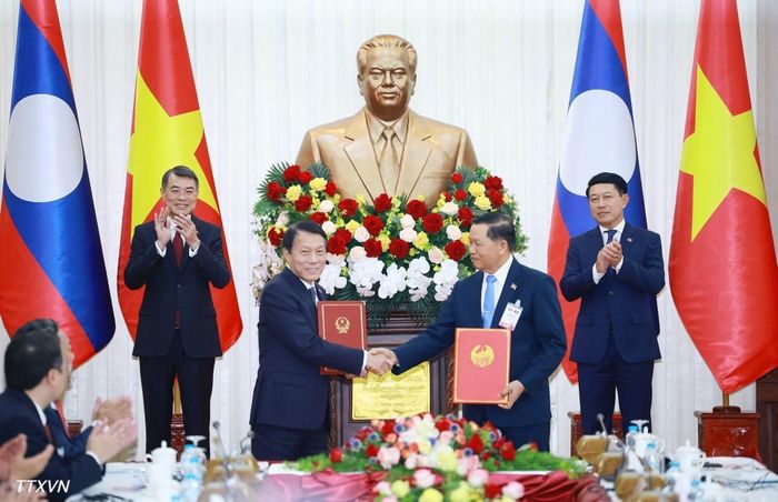 Thủ tướng Lê Minh Hưng và Thủ tướng Lào Saleumxay Kommasith chứng kiến trao Bản ghi nhớ hợp tác giữa Cục An ninh mạng, Bộ Công an Việt Nam và Cục An ninh mạng, Bộ Công nghệ và Truyền thông Lào về hợp tác an ninh mạng. (Ảnh: Dương Giang/TTXVN)