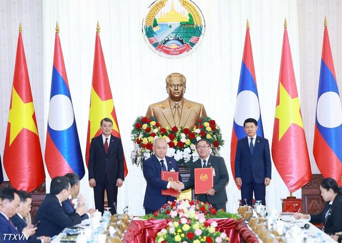 Thủ tướng Lê Minh Hưng và Thủ tướng Lào Saleumxay Kommasith chứng kiến trao Thỏa thuận hữu nghị và hợp tác giữa Ủy ban nhân dân thành phố Hải Phòng và Ủy ban Chính quyền tỉnh Vientiane giai đoạn 2026-2030. (Ảnh: Dương Giang/TTXVN)