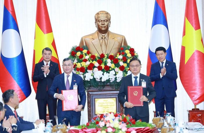 Thủ tướng Lê Minh Hưng và Thủ tướng Lào Saleumxay Kommasith chứng kiến trao Hiệp định hợp tác giữa Chính phủ hai nước trong lĩnh vực tài chính. (Ảnh: Dương Giang/TTXVN)