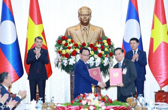Thủ tướng Lê Minh Hưng và Thủ tướng Lào Saleumxay Kommasith chứng kiến trao Hiệp định giữa Chính phủ hai nước về Trường đại học Hữu nghị Lào-Việt. (Ảnh: Dương Giang/TTXVN)