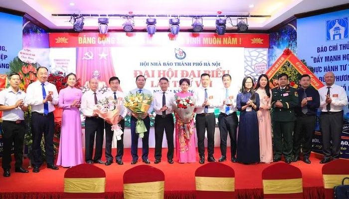 Ra mắt Ban Chấp hành Hội Nhà báo thành phố Hà Nội khóa 8, nhiệm kỳ 2026-2031. (Ảnh: THÁI QUANG)