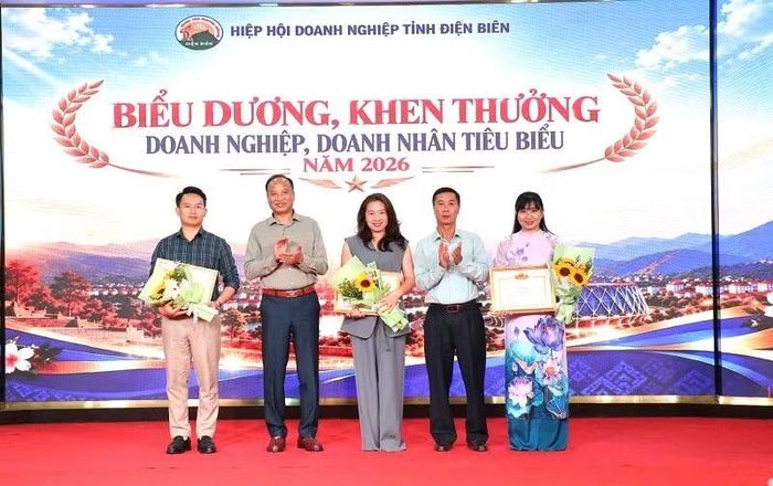 Ông Nguyễn Chí Ba, Phó Chủ tịch Thường trực Hiệp hội Doanh nghiệp tỉnh Điện Biên trao giấy khen của Hiệp hội tặng các cá nhân có nhiều đóng góp xây dựng hội. (Ảnh: LÊ LAN)