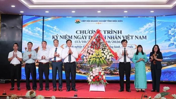 Đồng chí Lò Văn Cương, Phó Chủ tịch Ủy ban nhân dân tỉnh Điện Biên và các đồng chí lãnh đạo tỉnh tặng hoa chúc mừng các doanh nghiệp, doanh nhân tỉnh Điện Biên. (Ảnh: LÊ LAN)