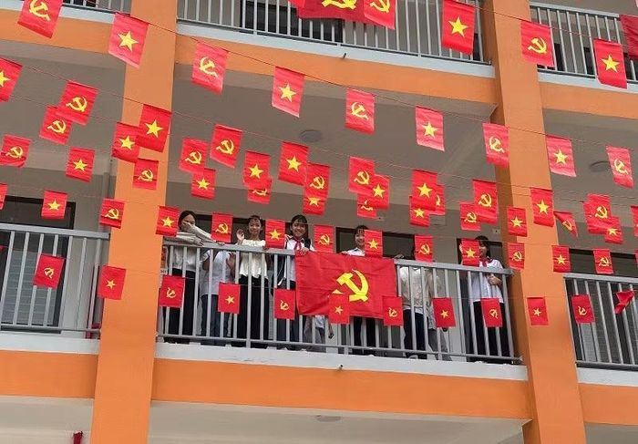 Trong số 10 trường phổ thông nội trú liên cấp tại Điện Biên đã hoàn thành đưa vào sử dụng có nhiều trường do doanh nghiệp thành viên Hiệp hội Doanh nghiệp tỉnh Điện Biên thi công và hỗ trợ thi công, bảo đảm hoàn thành đưa vào sử dụng đúng tiến độ. (Ảnh: LÊ LAN)