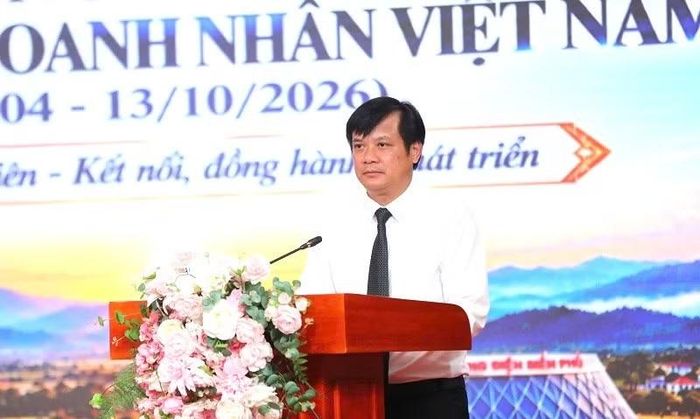 Đồng chí Lò Văn Cương, Phó Chủ tịch Ủy ban nhân dân tỉnh Điện Biên chúc mừng các doanh nghiệp, doanh nhân tỉnh Điện Biên. (Ảnh: LÊ LAN)