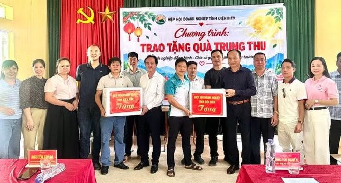 Ông Nguyễn Chí Ba, Phó Chủ tịch Thường trực Hiệp hội Doanh nghiệp tỉnh trao quà tặng nhân dân bản Đề Chia, xã Pú Nhung, tỉnh Điện Biên. (Ảnh: LÊ LAN)