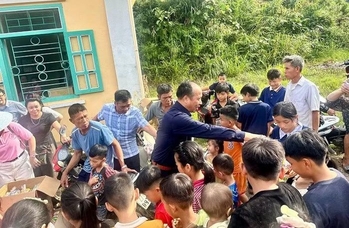 Ông Nguyễn Chí Ba, Phó Chủ tịch Thường trực Hiệp hội Doanh nghiệp tỉnh trao quà trung thu tặng trẻ em tại bản Phủ, xã Tuần Giáo, tỉnh Điện Biên. (Ảnh: LÊ LAN)
