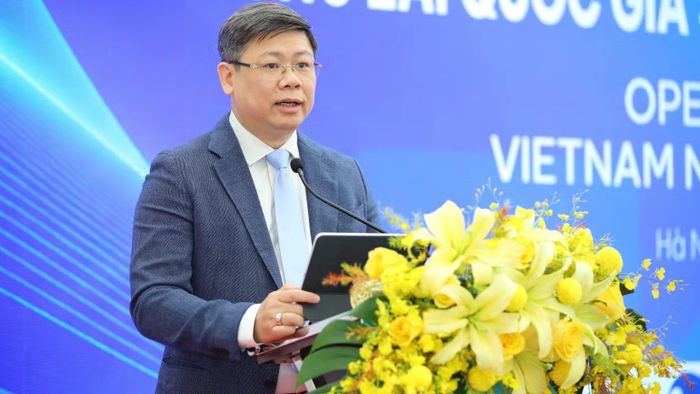 Phó Giáo sư, Tiến sĩ Hoàng Hữu Hạnh, Phó Cục trưởng Chuyển đổi số quốc gia phát biểu khai mạc diễn đàn. (Ảnh: Ban tổ chức cung cấp)
