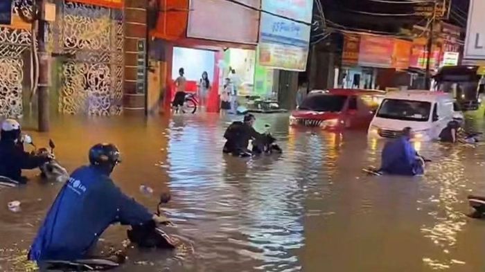 Ngập nặng trên tuyến đường Phan Huy Ích sau cơn mưa ngày 30/9. (Ảnh: VÕ LÊ)
