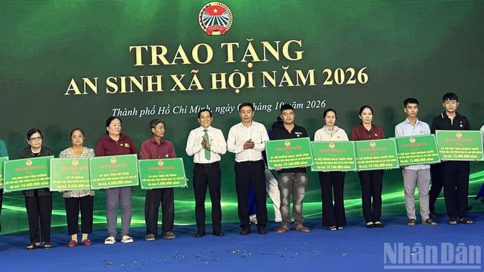 Hội Nông dân thành phố trao con giống, công cụ sản xuất, phương tiện sinh kế hỗ trợ cho các hộ hội viên nông dân. (Ảnh: HOÀNG LIÊM)