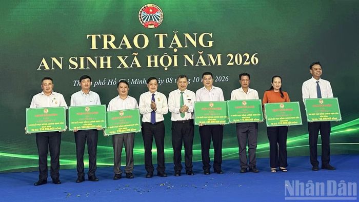 Ban Thường vụ Hội Nông dân thành phố trao 1.500 suất học bổng Lương Định Của với tổng trị giá 3 tỷ đồng. (Ảnh: HOÀNG LIÊM)