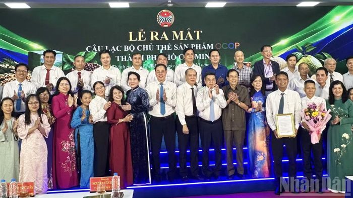 Ban Thường vụ Hội Nông dân Thành phố Hồ Chí Minh trao quyết định thành lập và ra mắt Câu lạc bộ Chủ thể sản phẩm OCOP thành phố. (Ảnh: HOÀNG LIÊM)