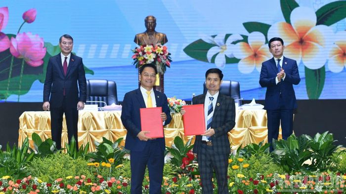 Thủ tướng Lê Minh Hưng và Thủ tướng Saleumxay Kommasith chứng kiến các tập đoàn, doanh nghiệp Việt Nam và Lào trao đổi nhiều biên bản ghi nhớ, thỏa thuận hợp tác. (Ảnh: THANH GIANG)