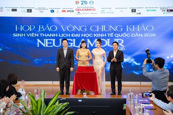 Đại diện Ban tổ chức công bố vương miện chính thức của Cuộc thi. (Ảnh: Đoàn Thanh niên Đại học Kinh tế Quốc dân cung cấp)