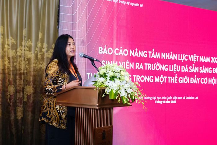 Bà Sylvia Andhini Putri, Trưởng phòng khối Giáo dục, Decision Lab trình bày phương pháp luận của trưởng nhóm nghiên cứu. (Ảnh: BUV)