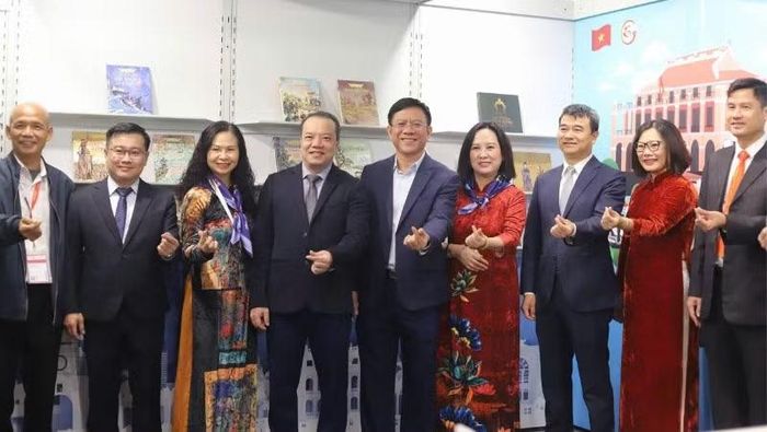 Các đại biểu chụp ảnh lưu niệm tại gian hàng Thành phố Hồ Chí Minh. (Ảnh: Sở Văn hóa và Thể thao Thành phố cung cấp)