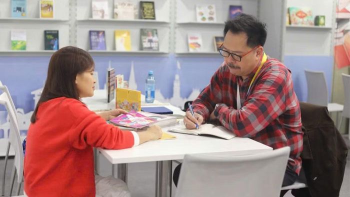 Đại diện Nhà xuất bản Tổng hợp Thành phố Hồ Chí Minh trao đổi với đối tác tại Hội sách Frankfurt 2026. (Ảnh: Sở Văn hóa và Thể thao Thành phố cung cấp)