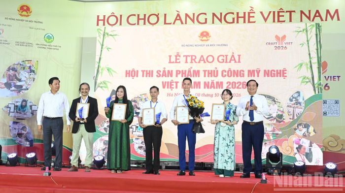 Ban tổ chức trao giải Nhất cho 5 sản phẩm xuất sắc tại hội thi.