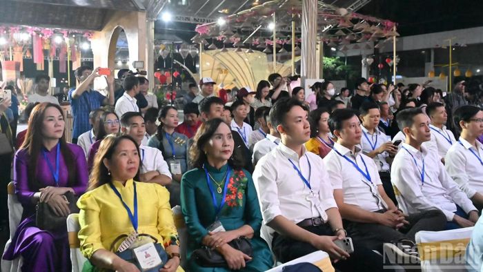 Các đại biểu là nghệ nhân làng nghề tham dự lễ khai mạc hội chợ làng nghề Việt Nam lần thứ 22.