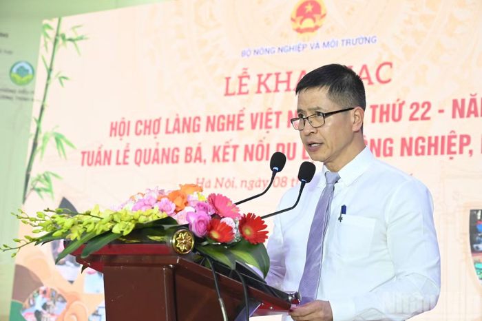 Ông Nguyễn Minh Tiến, Giám đốc Trung tâm Xúc tiến thương mại nông nghiệp phát biểu khai mạc hội chợ.