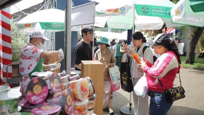 Đông đảo người tiêu dùng đến tham quan, mua sắm tại lễ hội. (Ảnh: CTV)