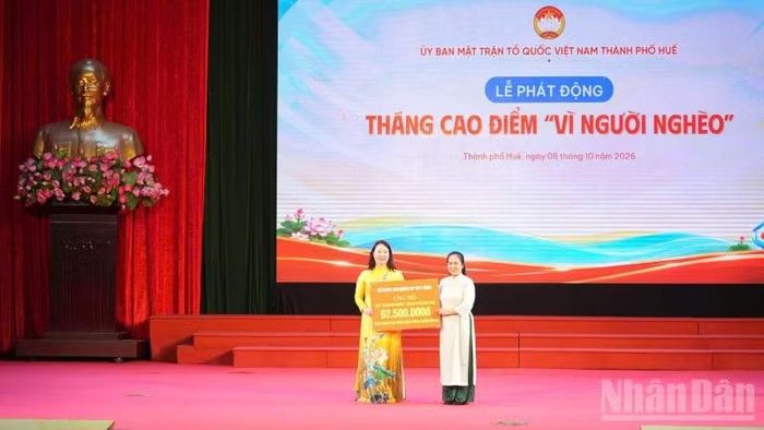 Tại Lễ phát động, nhiều tổ chức, cơ quan, đơn vị đã đóng góp ủng hộ Quỹ "Vì người nghèo". (Ảnh: Q.T)