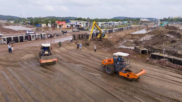 Các nhà thầu tập kết 15 máy xúc, 40 xe ben chở đất và 10 xe ben chở cát cùng đội ngũ kỹ sư thiện chiến, luân phiên làm việc liên tục từ sáng sớm đến đêm. (Ảnh: ÁNH DƯƠNG)