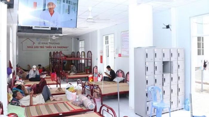 Thân nhân bệnh nhân có thời gian nghỉ ngơi tại nhà lưu trú để có sức khỏe đồng hành với người thân đang điều trị. (Ảnh: NGUYỄN TRUNG)