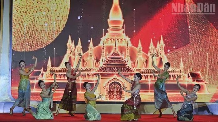 Một tiết mục văn nghệ giới thiệu nét độc đáo, đặc sắc của văn hóa Lào. (Ảnh: Mai Luận)