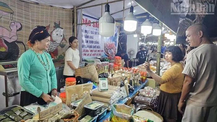 Người tiêu dùng chọn mua sản phẩm của tỉnh Lào Cai. (Ảnh: Mai Luận)