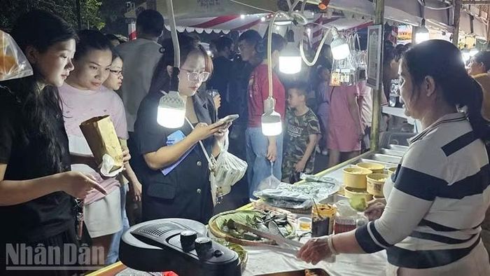 Người dân Thanh Hóa lựa chọn, thưởng thức ẩm thực của thành phố Huế. (Ảnh: Mai Luận)