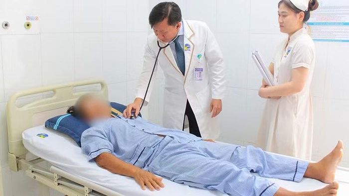 Thăm khám người bệnh sau khi được cấy máy, sắp xuất viện. (Ảnh: Bệnh viện cung cấp)