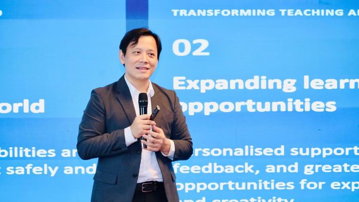 Giáo sư Lê Anh Vinh, Viện trưởng Viện Chiến lược và Chính sách giáo dục trình bày tham luận tại phiên chuyên đề. (Ảnh: Bộ Giáo dục và Đào tạo)