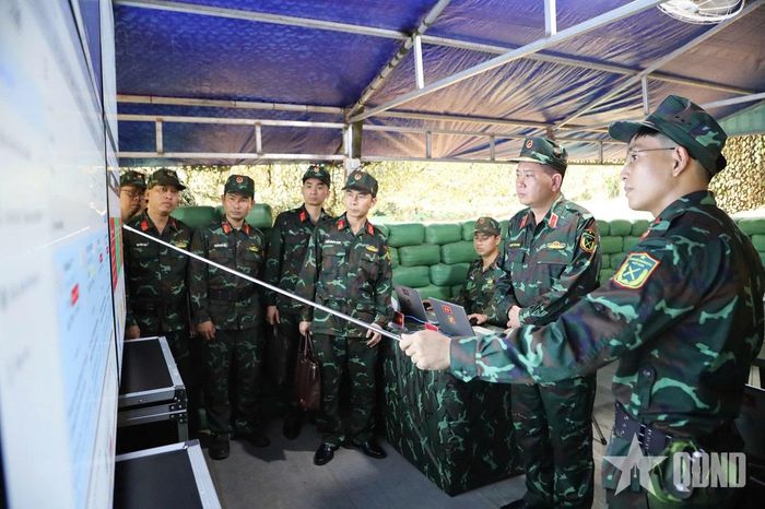 Thủ trưởng Bộ tư lệnh 86 theo dõi, kiểm tra báo cáo phương án tác chiến không gian mạng trong diễn tập. Ảnh: VIỆT CƯỜNG 