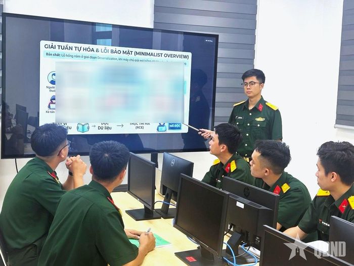 Huấn luyện chuyên ngành tác chiến mạng ở Trung tâm 286, Bộ tư lệnh 86. Ảnh: VĂN TUYÊN 