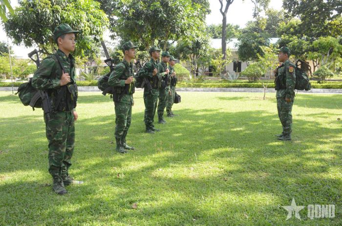  Đại úy Y Kriếp Du, Đội trưởng Kiểm soát hành chính Đồn Biên phòng Ia Rvê phổ biến kế hoạch tuần tra cho các chiến sĩ.