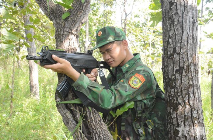 Lợi dụng địa hình, địa vật, sẵn sàng chi viện cho đồng đội. 