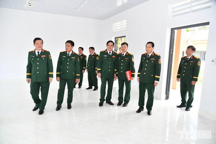 Thủ trưởng Bộ tư lệnh Quân khu 9 tham quan nơi sinh hoạt của học sinh Phân hiệu 2 Trường Thiếu sinh quân miền Nam. 