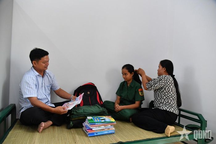  Gia đình đưa em Kim Thị Hồng Vy (tỉnh Vĩnh Long) nhập học tại Phân hiệu 2 Trường Thiếu sinh quân miền Nam.  
