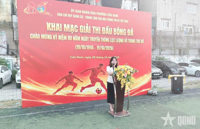 Đồng chí Trịnh Ngọc Trâm, Phó chủ tịch UBND phường Cửa Nam phát biểu động viên các đội bóng tham giai giải đấu. 