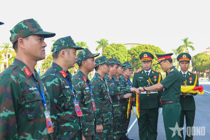 Thiếu tướng Trần Xuân Mạnh, Tư lệnh Quân khu 1 trao Cờ lưu niệm tặng các đoàn tham gia hội thao. 