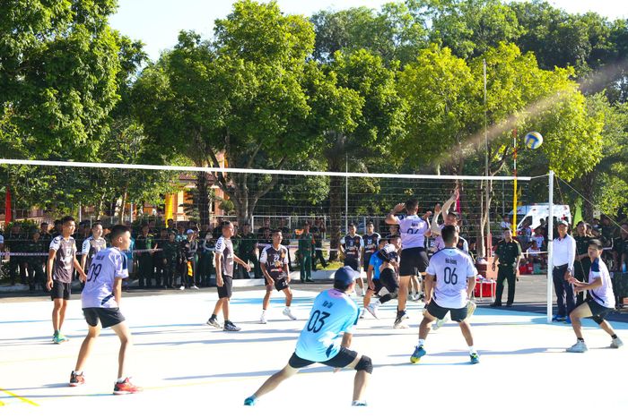  Các vận động viên thi đấu môn bóng chuyền.