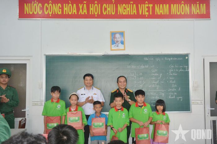  Đại diện các đơn vị trao quà tặng học sinh "Lớp học tình thương".