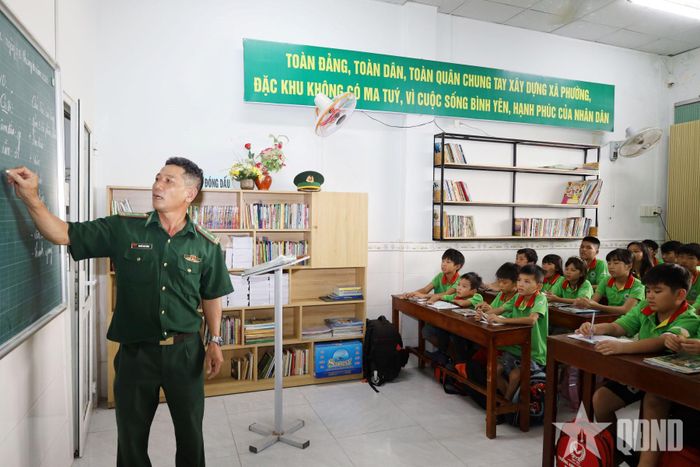 Trung tá QNCN Nguyễn Văn Tưởng, nhân viên vận động quần chúng, Đồn Biên phòng Cầu Bóng lên lớp “Tiết học biên cương”.