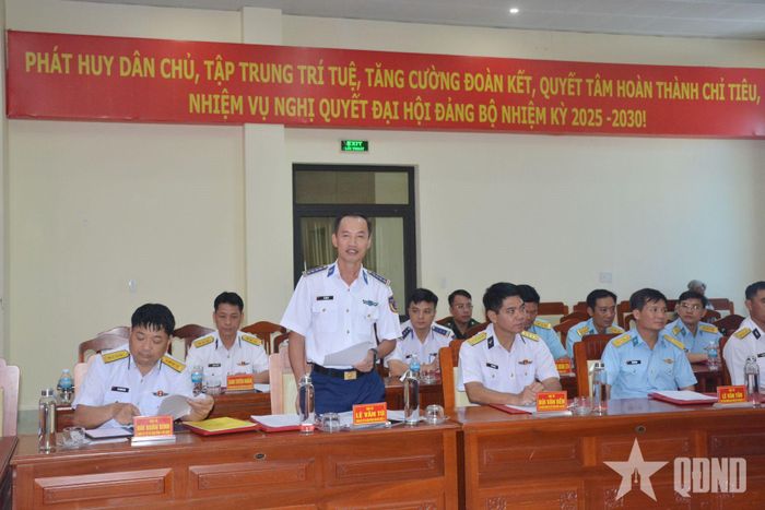  Đại tá Lê Văn Tú, Chính ủy Vùng Cảnh sát biển 3 trao đổi tại hội nghị.
