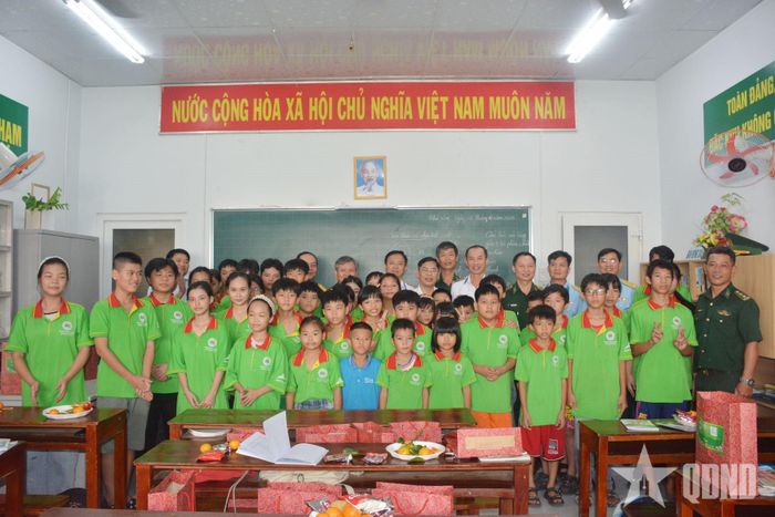  Đại biểu Cụm thi đua Khu vực Nam Trung bộ và học sinh "Lớp học tình thương" chụp ảnh chung.  